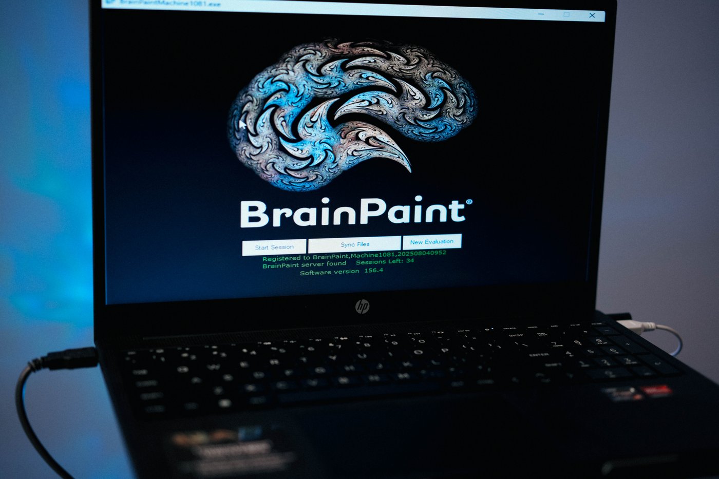 Кабінет Mind Pilot: ноутбук із запущеною програмою BrainPaint